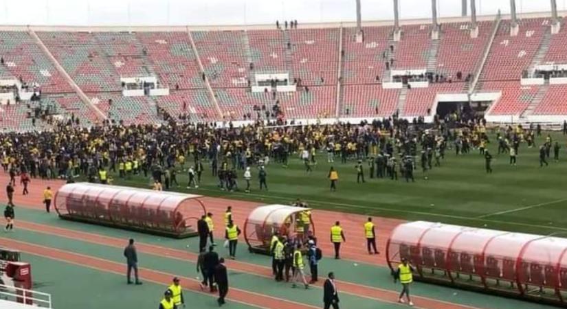 103 rendőr is megsérült, amikor a marokkói focidrukkerek rátámadtak a nyertes ellenfél szurkolóira
