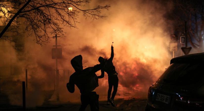 Korzikán már Molotov-koktélokkal támadják a rendőröket a tüntetők + videó