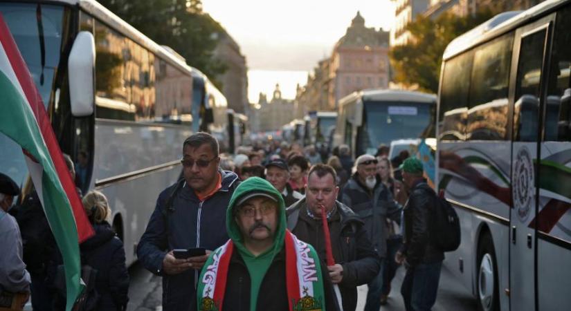 A Békemenetre akartak menni, de ellenzéki buszra szálltak fel, aztán sértődötten leléptek