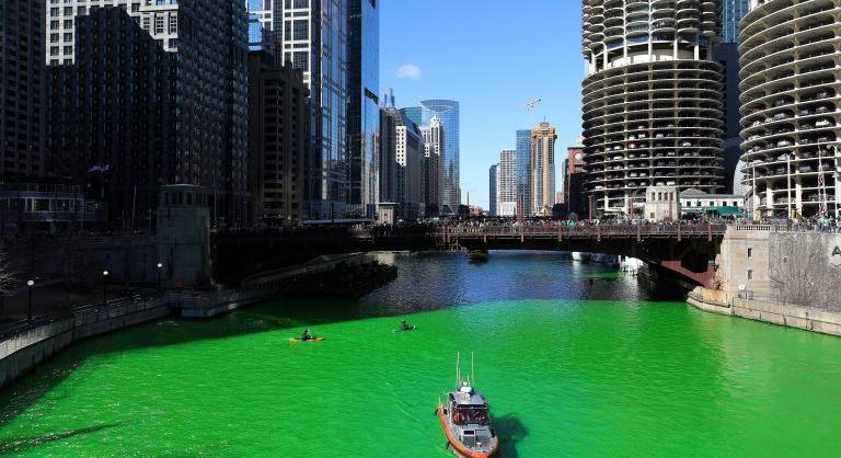 Mutatjuk, hogy festenek zöldre egy folyót Szent Patrik napja alkalmából