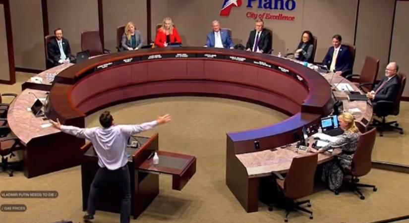 „Golyót Putyin agyába” – önkívületben rappelt egy humorista a városi tanács ülésén Texasban