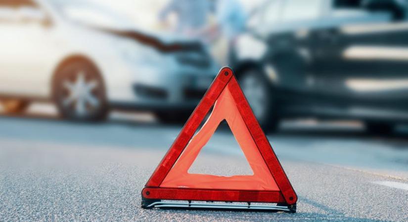 Hármas karambol a 6-os főúton