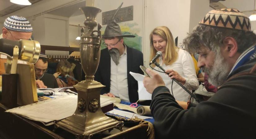 Nők, férfiak együtt olvastak Eszter könyvéből purimkor a Mazsihisz egyik zsinagógájában