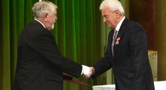 Holokauszt-tagadásban is utazott a Táncsics Mihály díjjal kitüntetett szerző