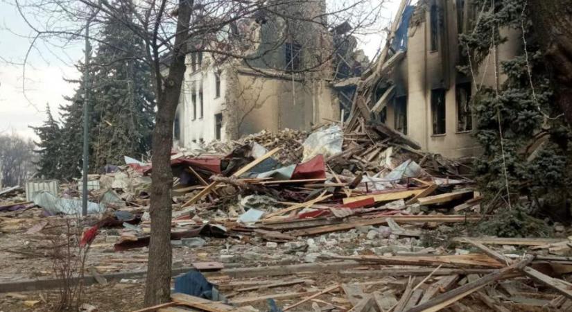 Ukrán ombudsman: több mint 1300 ember van még a mariupoli színház romjai alatt