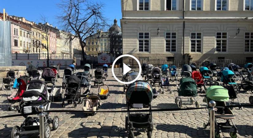 A megölt gyerekeket jelképezik a Lviv egyik terére kirakott babakocsik