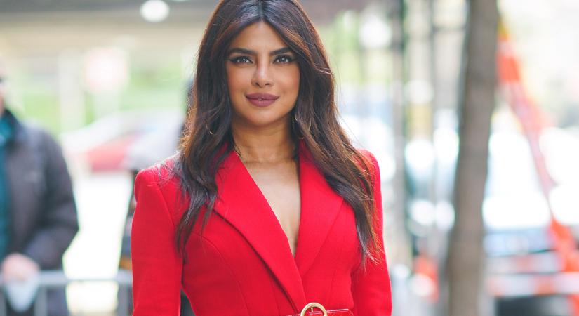 A 39 éves Priyanka Chopra irtó nőiesen variálja a színes ruhákat: az egykori Miss World imád öltözködni