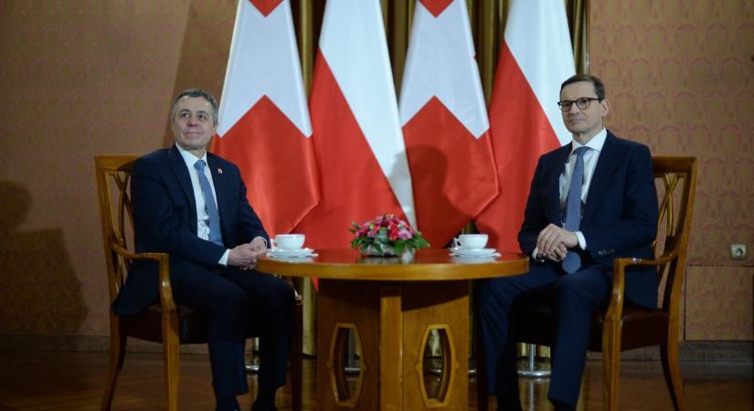 Morawiecki az orosz oligarchák vagyonának befagyasztását kéri Svájctól