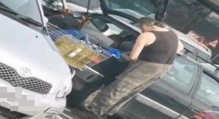 Drágállta az üzemanyagárakat, sütőolajjal tankolta meg autóját a Tesco parkolójában (videó)