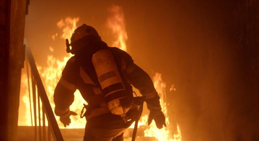 Melléképület és több köbméter tűzifa kapott lángra Kutason