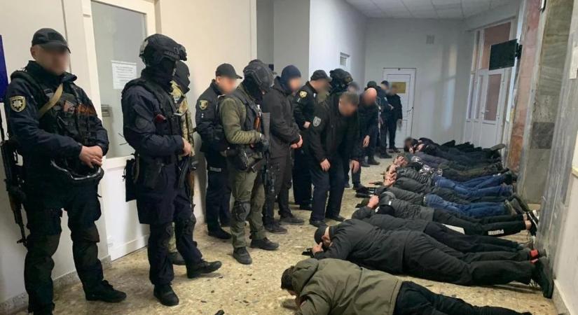 Erőszakos puccs a munkácsi városházán, az ukrán parlamenti képviselőt őrizetbe vették