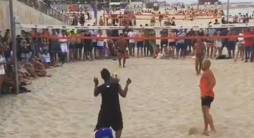 Ronaldinho a strandröplabda-pályán varázsolt + Videó
