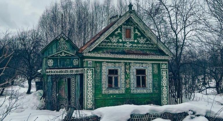 Egyszerre elbűvölő és hátborzongató ez az elhagyatott mesebeli házikó az orosz vidéken