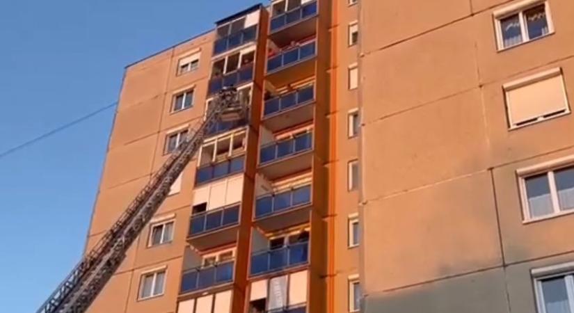 Másfél éves lány zárta ki az anyját, tűzoltók mentették ki a nyolcadik emeletről Celldömölkön - videó