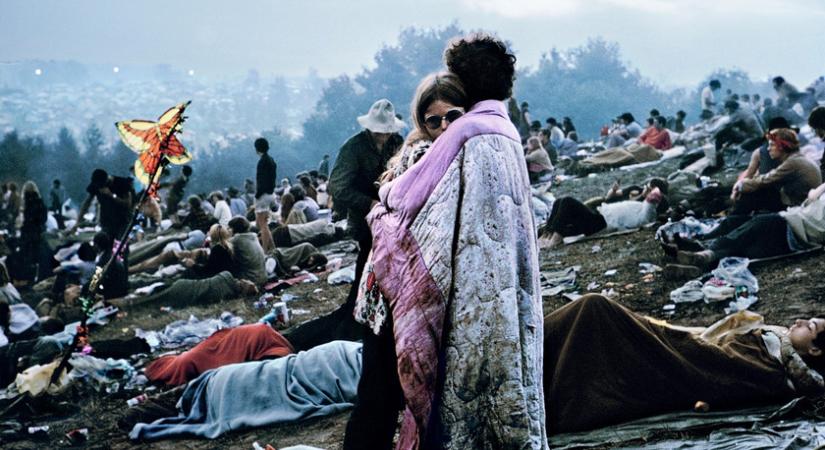 Woodstock arca lett a szerelmesen ölelkező hippi pár – Fénnyel írt történelem