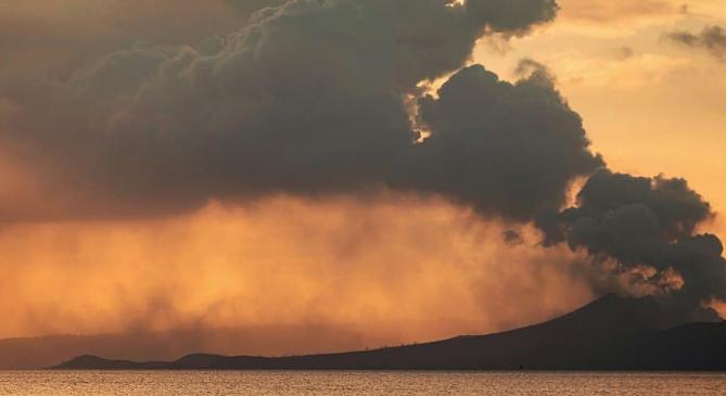 Robbanással tört ki a Taal vulkán a Fülöp-szigeteken