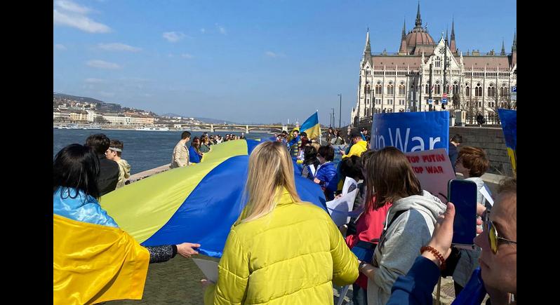 Romokban az Orbáni-politika: ukránok mutattak példát, milyen egy valódi békemenet Budapesten