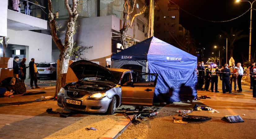 Heten megsérültek, ketten pedig meghaltak, miután két terrorista lövöldözni kezdett Izraelben