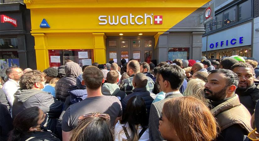 Megőrült tömegek rohamozták meg a boltokat az Omega x Swatch kollab óráiért világszerte többeket le is tartóztattak