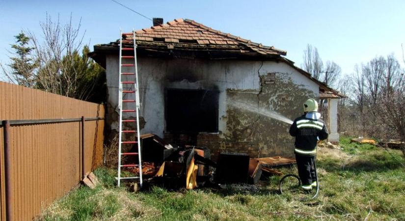 Két szoba, és a tető is lángolt a kunszentmártoni házban