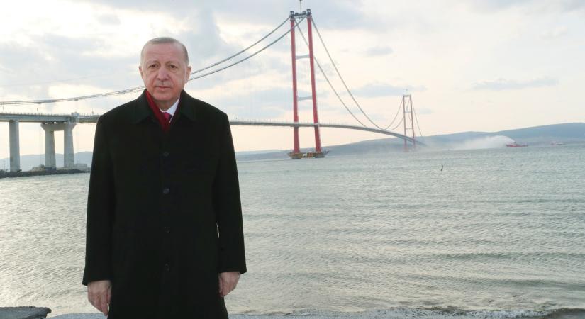 Erdoğan bízik benne, hogy legközelebb Zelenszkijt és Putyint is egy asztalhoz tudja ültetni