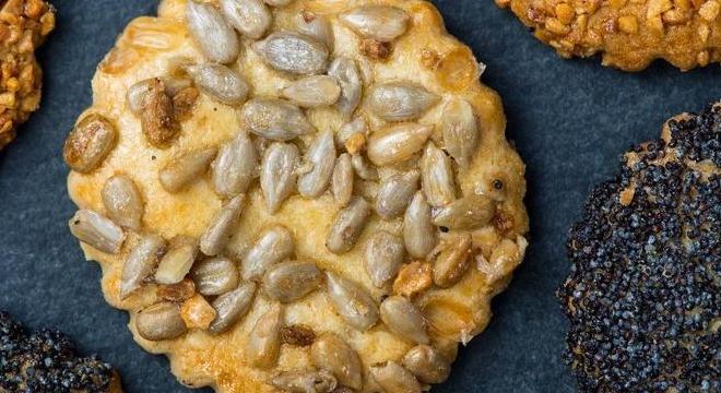 Sajtos keksz sokféle maggal – abbahagyhatatlan