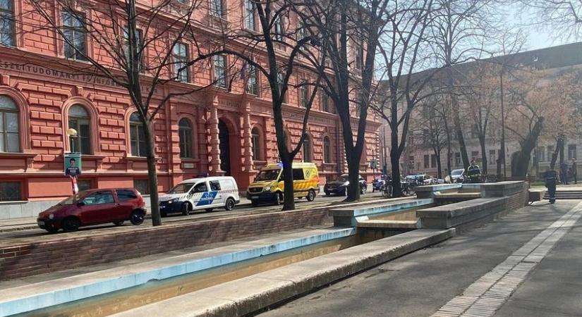 Autó és kerékpáros ütközött az Aradi vértanúk terén