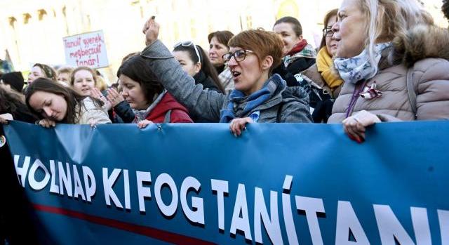 Sztrájkoló tanárokat értesített a NAV, hogy megszűnt az egészségügyi ellátási jogosultságuk