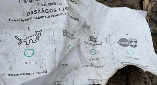 Kidobott levélszavazatokat találtak Marosvásárhely mellett – A Mi Hazánk Mozgalomra érkezett voksok is a kukában landoltak