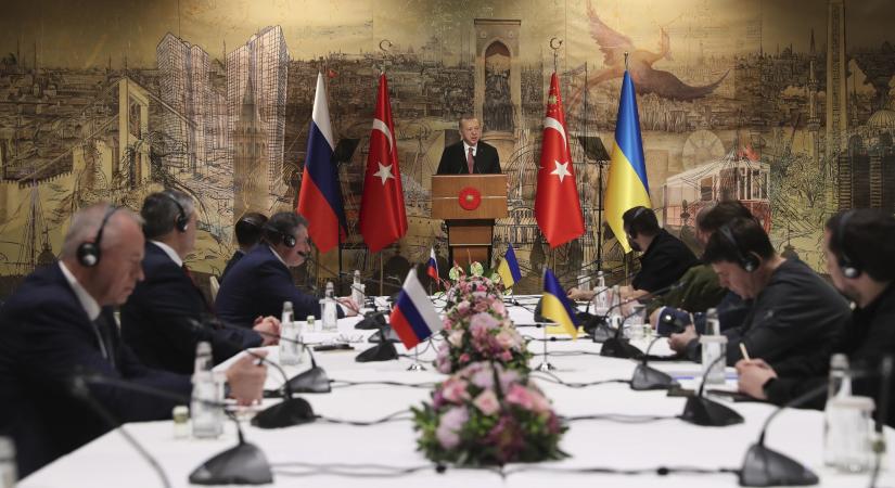 Törökország „elvben” készen áll, hogy garanciavállaló legyen Ukrajna számára