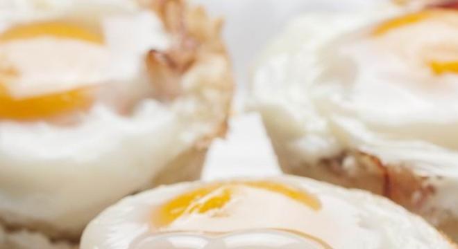 Karfiolfészekben sült tojás muffinnak álcázva