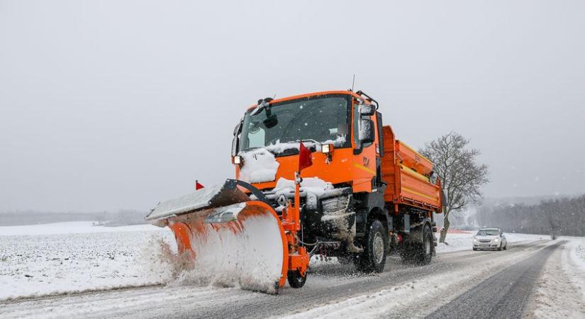 Havas esővel és hóval térhet vissza a tél Vas megyébe is - Újra készültségben a Magyar Közút járművei
