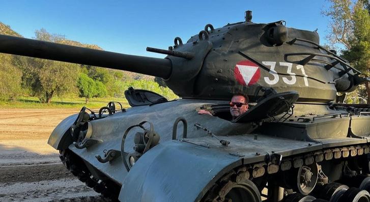 Arnold Schwarzenegger kimozdult egy manőverre a régi tankjával