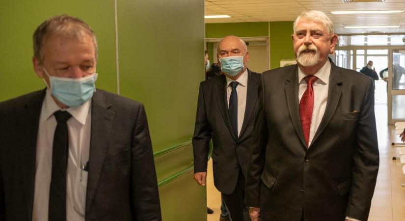Valaki szólhatna Kásler Miklós miniszternek, hogy az általa felügyelt egészségügyi intézményekben kötelező a maszkviselés
