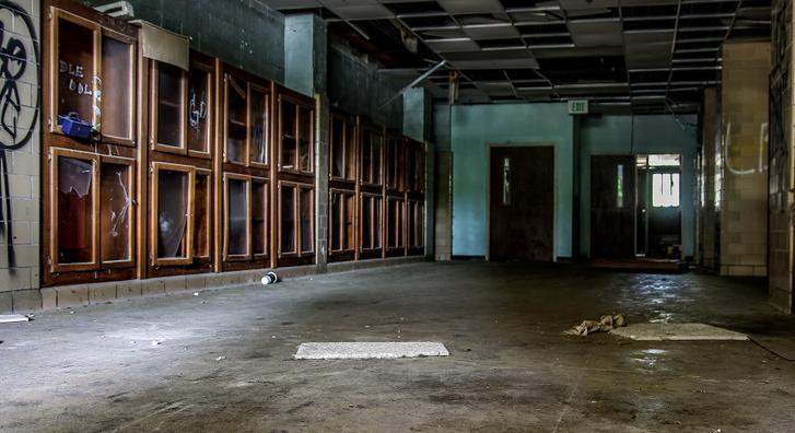Omladozó falak, üresen kongó folyosók: szomorú látványt nyújt az elhagyatott középsuli