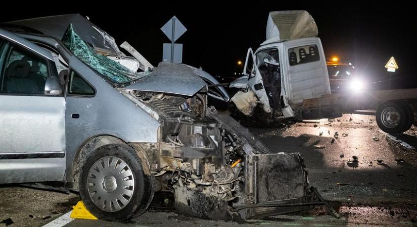Hárman sérültek meg a domaszéki balesetben – Fotók a helyszínről
