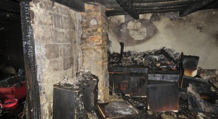 Felgyújtotta a saját házát egy férfi Dunaföldváron, unokatestvére összeégett és meghalt