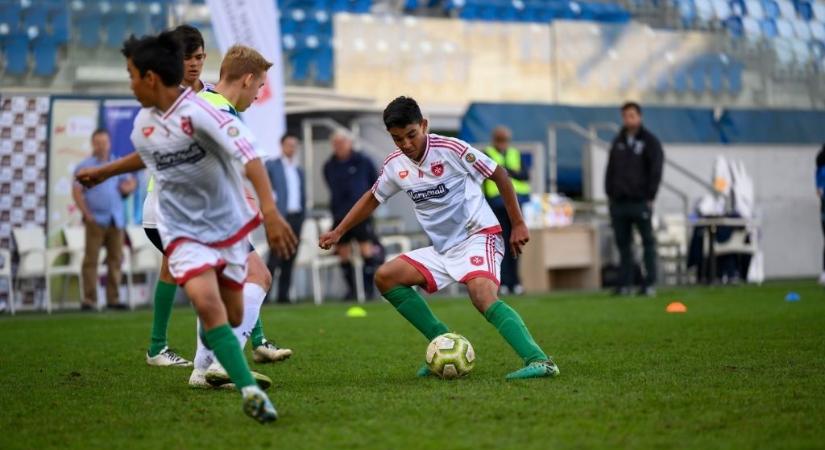 A Máltai Szeretetszolgálat tanítja focizni a legszegényebb településeken élő gyermekeket