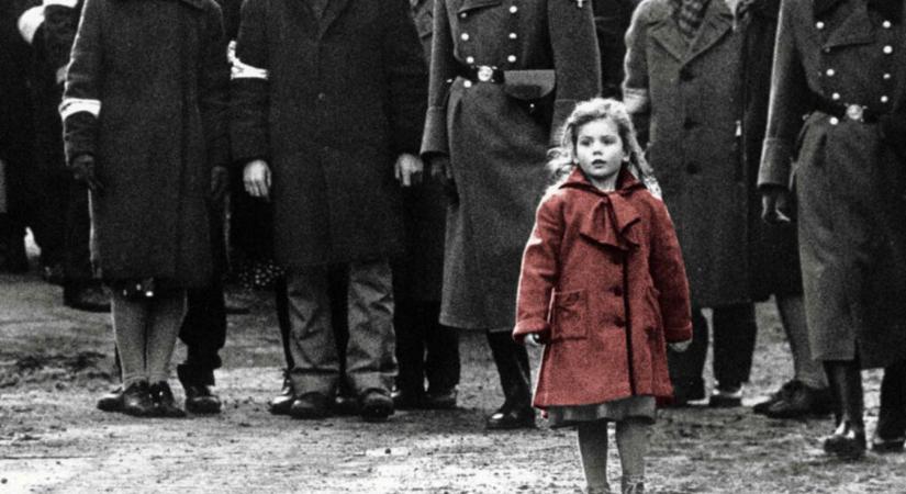 A piros kabátos kislány a lengyel-ukrán határon segít a menekülteknek