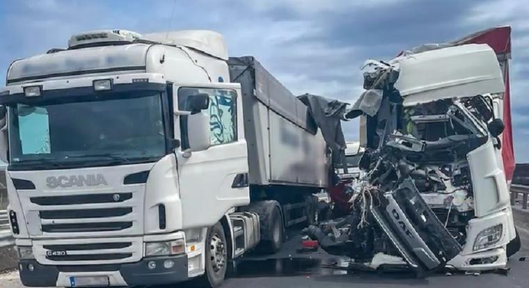 Videó: Lazán rükvercelni kezdett egy kamion az M4-es autópályán, egy másik fékezés nélkül belerohant
