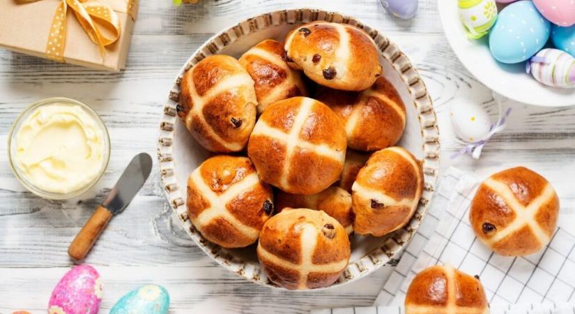 A legfinomabb angol húsvéti zsemle: hot cross bun