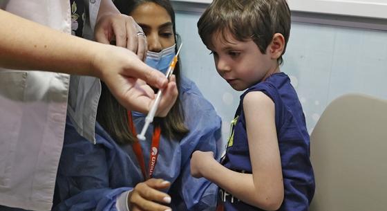 A Pfizer beoltatná az egészséges 5-11 éveseket is emlékeztető vakcinával
