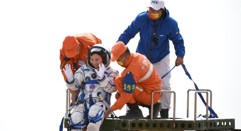 183 világűrben töltött nap után értek vissza a Földre kínai űrhajósok