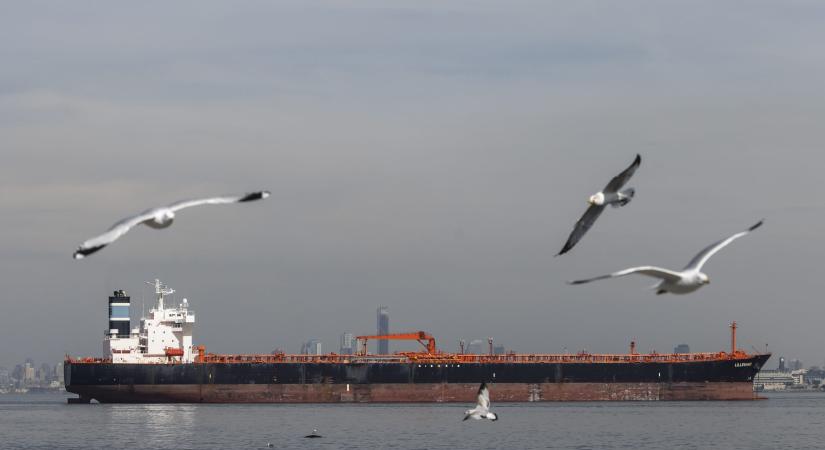 Elsüllyedt egy üzemanyagszállító hajó a Földközi-tengeren, környezeti katasztrófa fenyeget