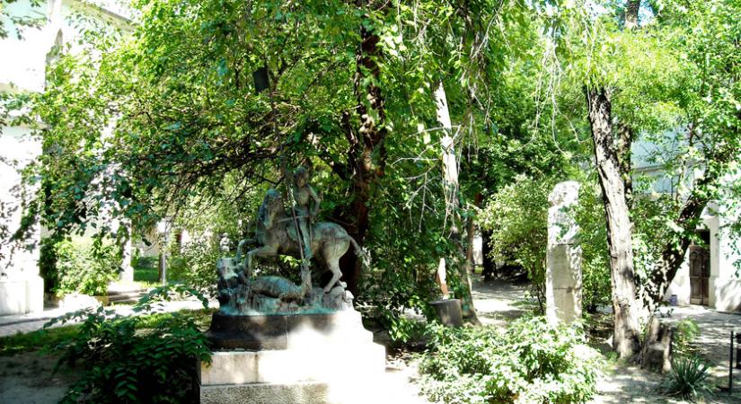 Titkos, ősfás kertecske a belváros szívében - Egykor eperfaliget volt a szobrokkal teli Epreskert helyén