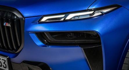 Elmagyarázta a BMW főtervezője, miért vannak osztott fényszórók az új X7-en