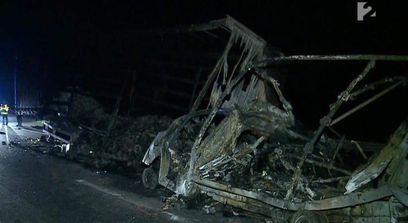 VIDEÓ: Halálra égett a sofőr miután furgonjával az araszoló kocsisorba rohant fékezés nélkül