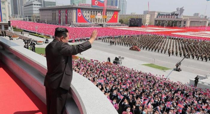 Észak-Korea: Idén nem járt katonai parádé a torta mellé Kim Il Szung születésnapján