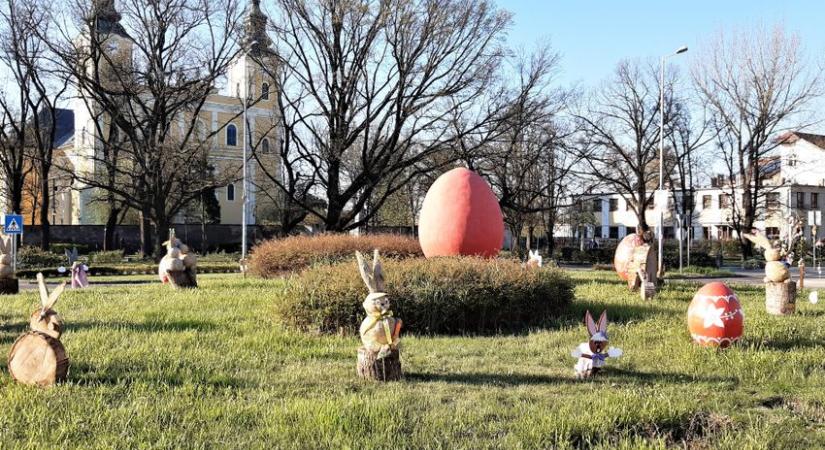 Köztéri dekorációk hirdetik a húsvétot a Jászkunságban