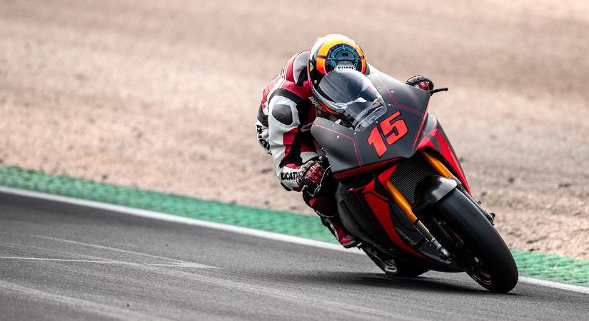 Félelmetes sebességgel szeli a betont a Ducati első elektromos versenymotorjának prototípusa